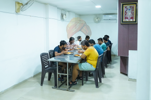 02-vy-hostel-dining-area-gallery