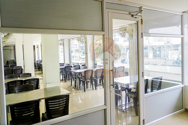 05-vy-hostel-dining-area-gallery